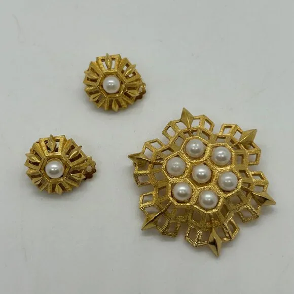 Vintage Gold-Tone Brooch & Clip-on Earrings Set With Faux Pearls Statement - Picture 2 of 16